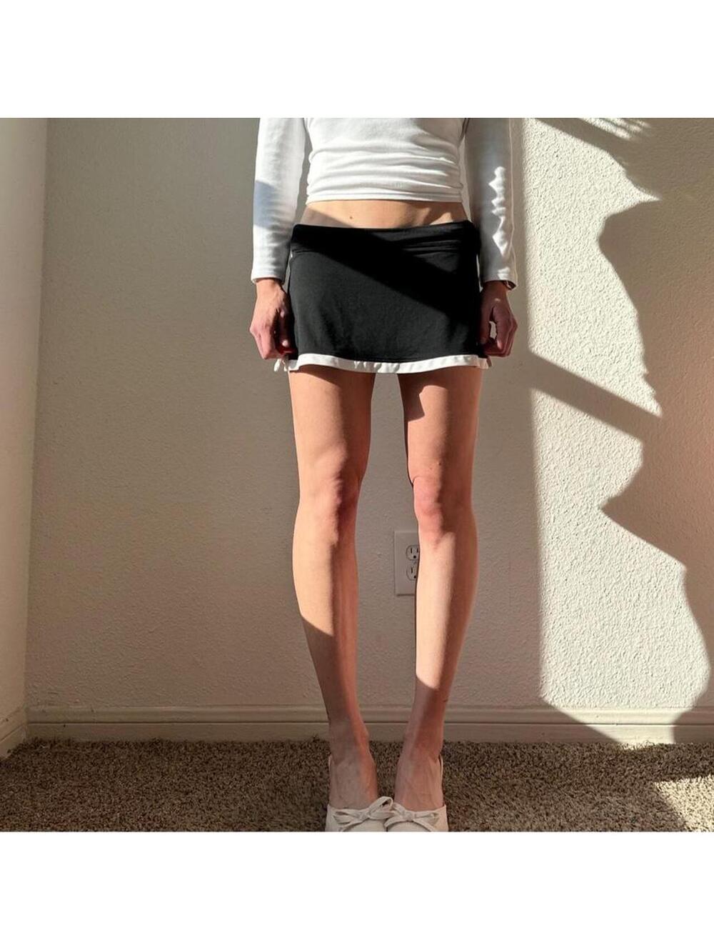 Vintage y2k low rise Nike black and white athletic wear tennis skirt